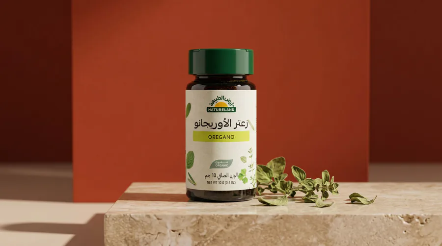 عرض منتج تجميلي بخلفية نظيفة
