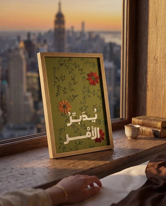 منتجك أمام نافذة مطلة على مشهد عشوائي — 3